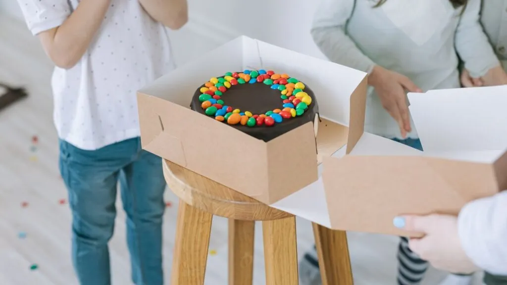 encomenda de doces e salgados na região Norte BH: bolo dentro de caixa que esta sendo aberta.