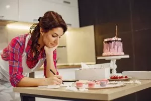 Como fazer bolo perfeito: confeiteira fazendo bolo