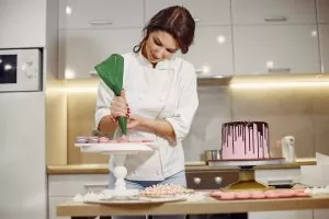 como fazer bolo: confeiteira fazendo bolo