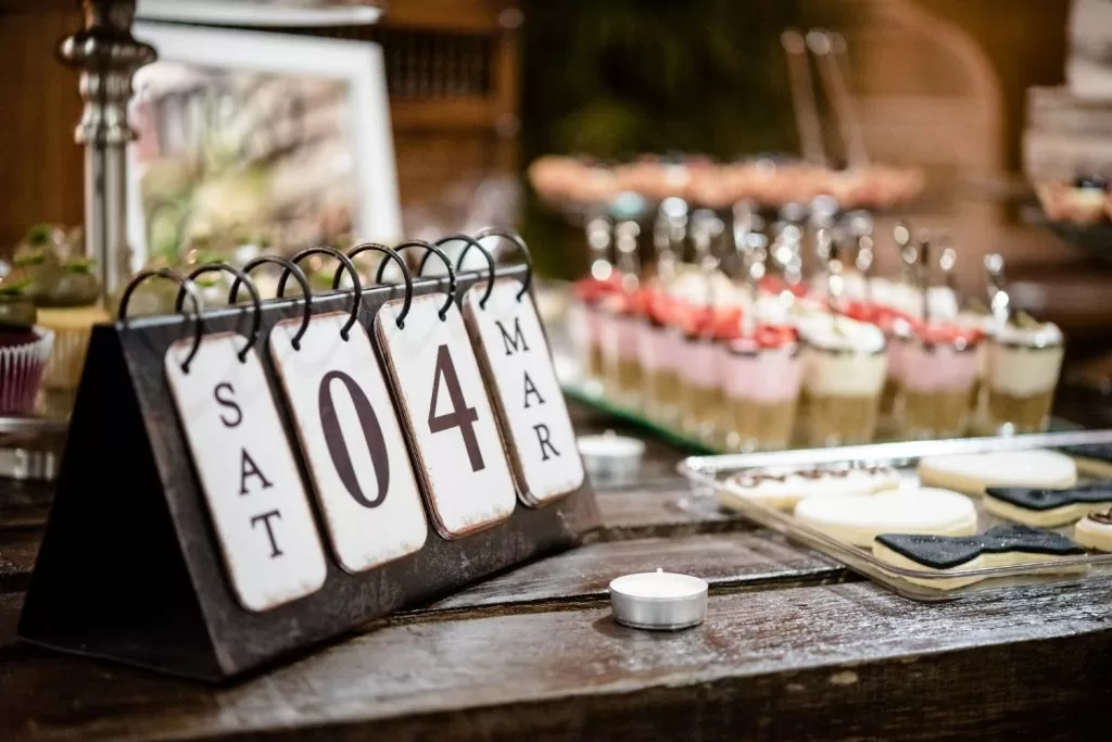 Como organizar uma festa: mesa de doces da festa com um calendário da data do evento