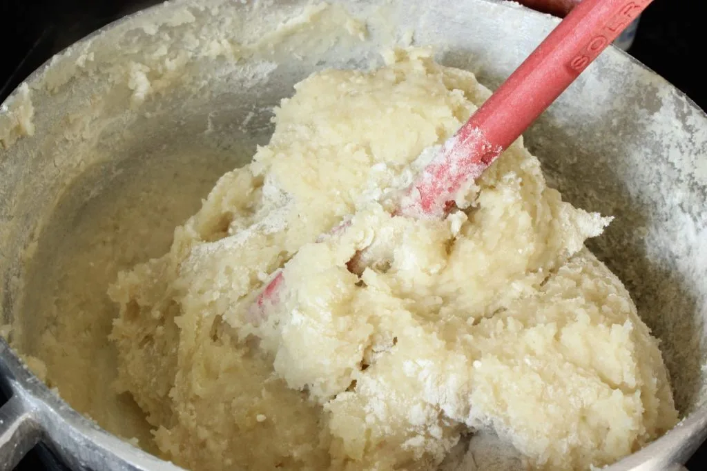 preparando a coxinha de mandioca