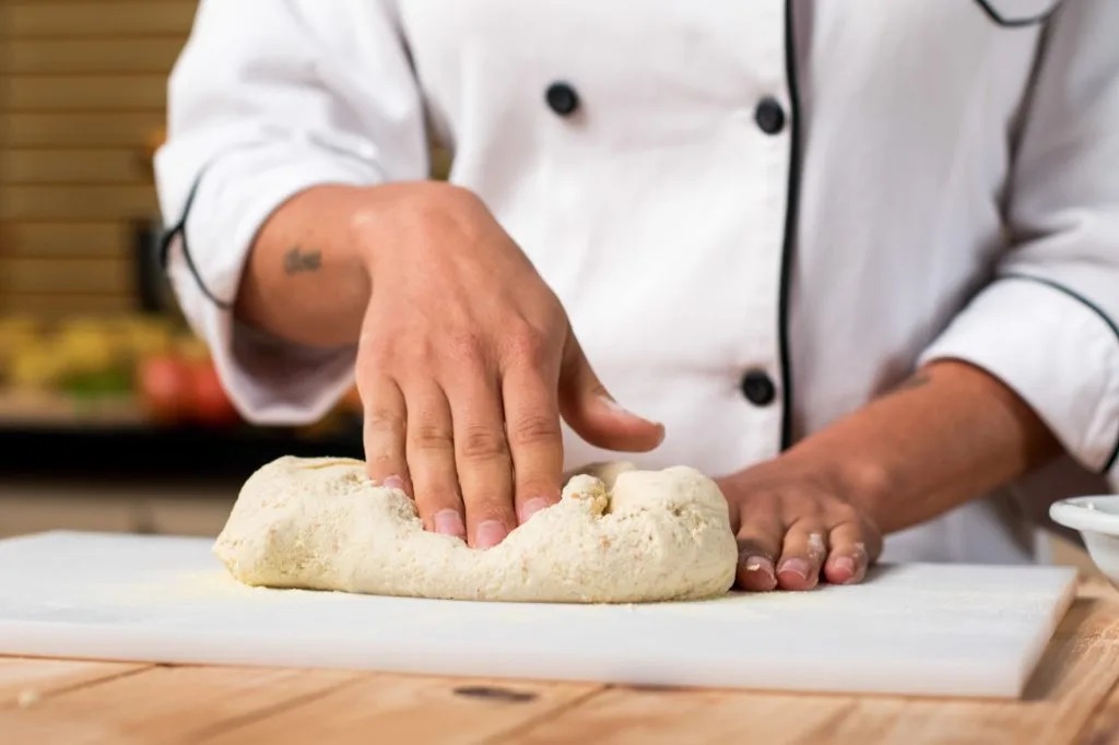 chef preparando coxinha de mandioca