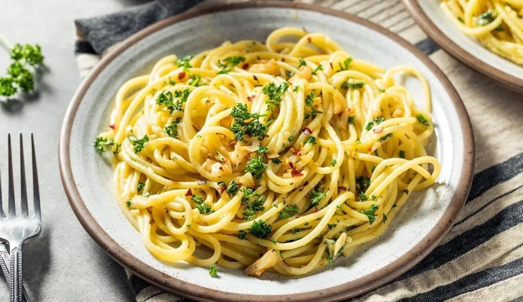 Macarrão ao Alho e Óleo: Receitas de Comida Barata para Festa de Aniversário