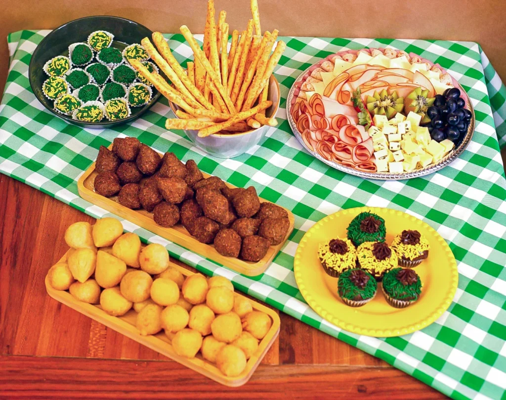 mesa com doces e salgados para aniversário