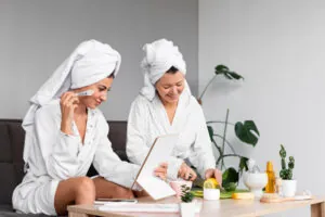  Ideias para comemorar aniversário: amigas fazendo um dia de spa em casa.