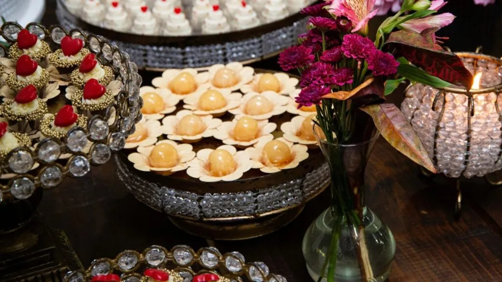 mesa de festa com diversas opções de doces variados.