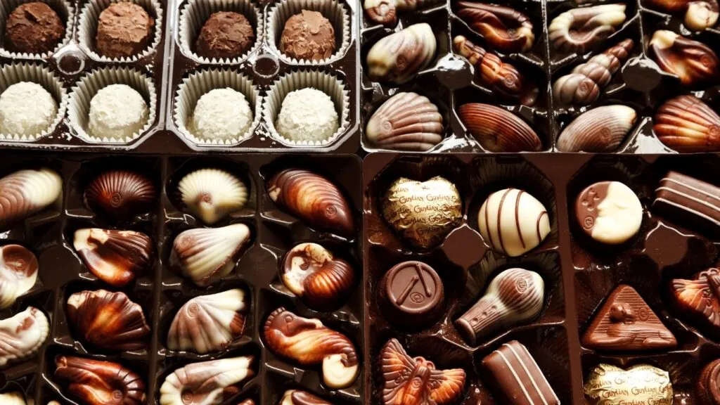 Quantos doces por pessoa: caixa com bombons de vários tipos.