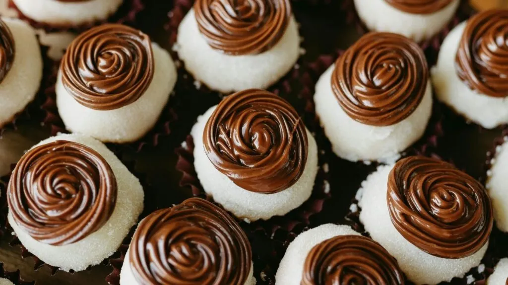 Brigadeiro branco com uma decoração de creme de avelã por cima.