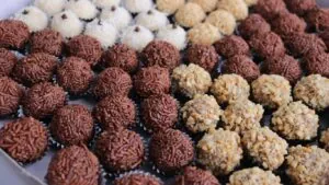 Quantos doces por pessoa: bandeja com 5 tipos de brigadeiros diferentes.