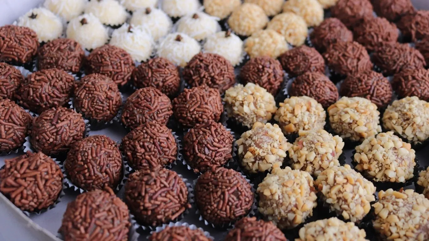 Quantos doces por pessoa: bandeja com 5 tipos de brigadeiros diferentes.