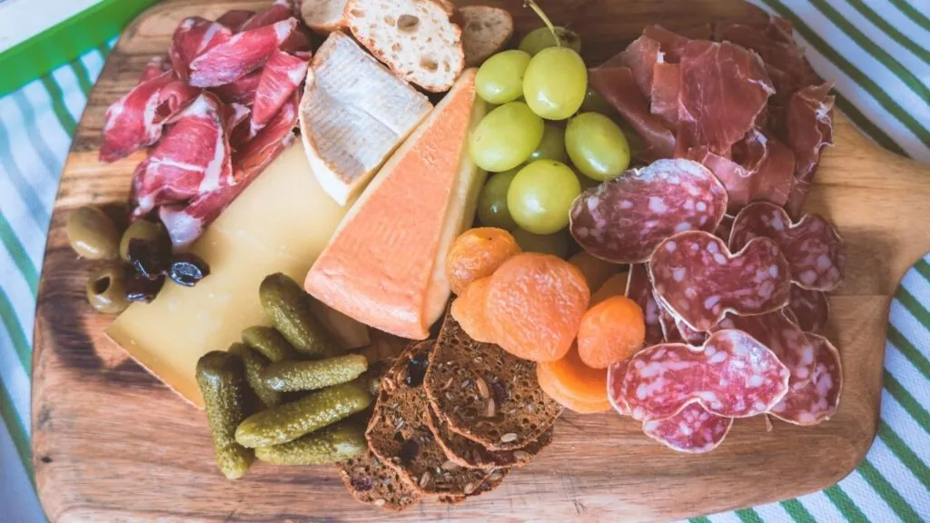 comidas fáceis para servir na sua festa: tábua de frios, queijos, salames, uvas, etc...