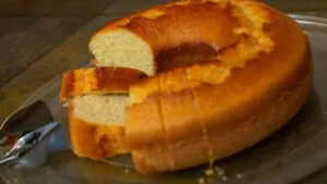 receita de bolo de fubá: bolo cortado