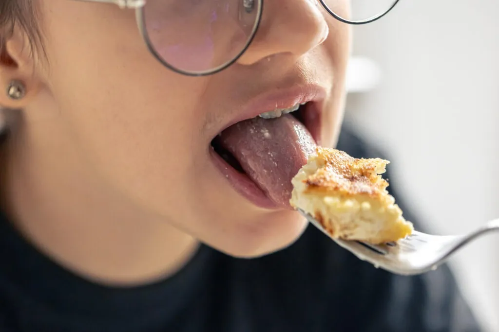 qual alimento mais prejudicial ao ser humano: mulher comendo bolo